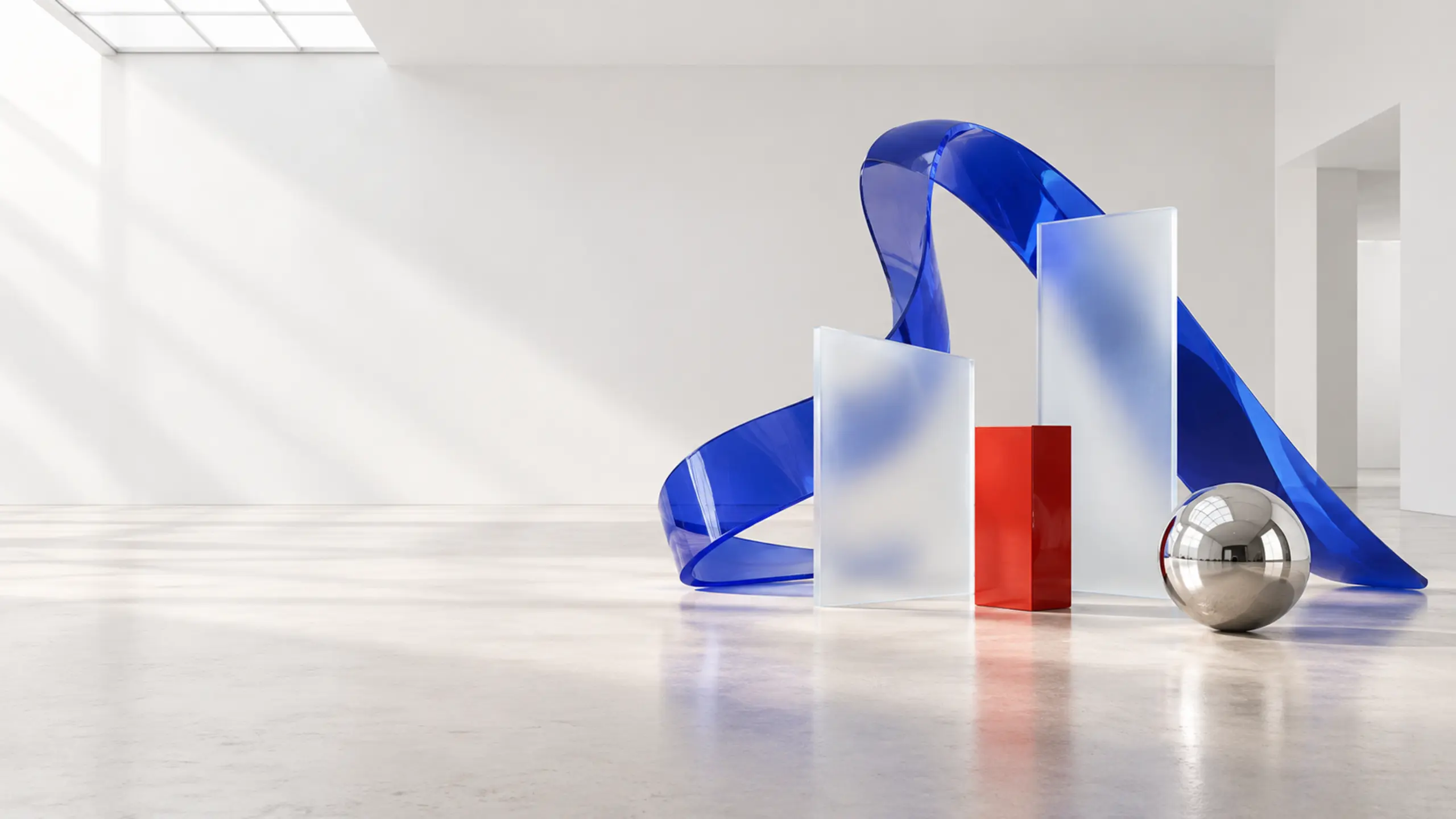 Lichte Galerieinstallation aus einer ultramarinblauen Resin-Schleife, zwei transluzenten Flächen, rotem Quader und Chromkugel.